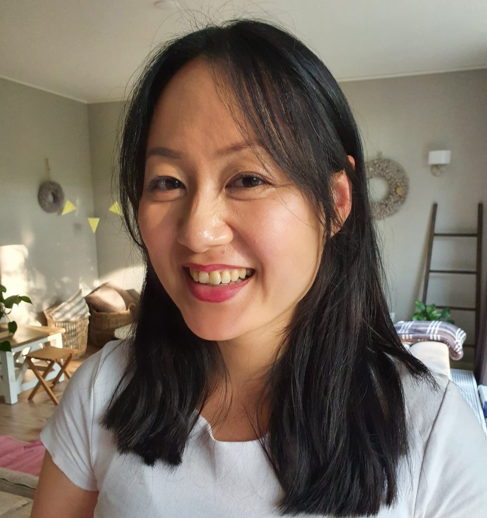 A foto of Xiaolig natual smiling